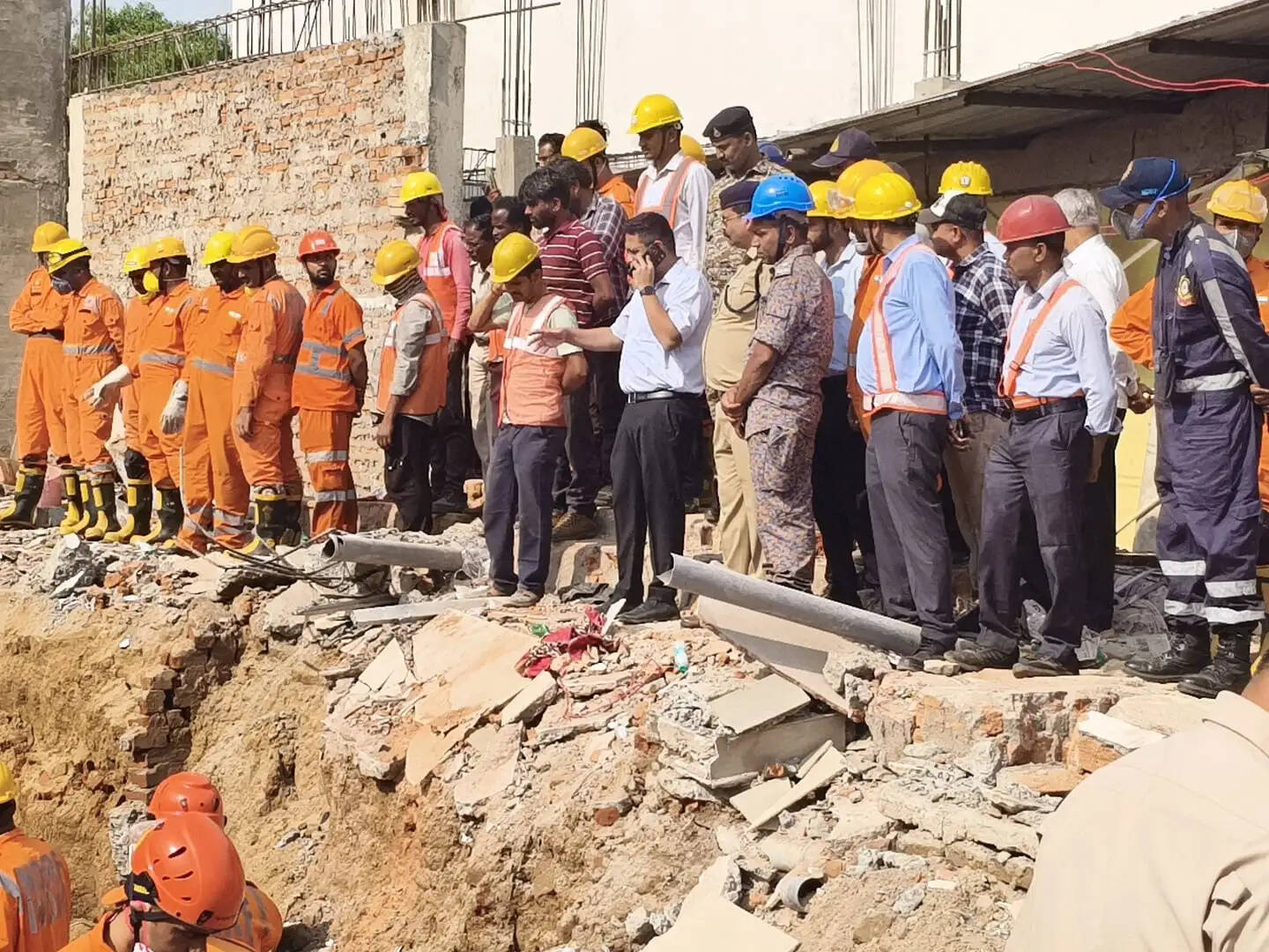 (अपडेट) अनूपपुर लॉज हादसा- तीसरा शव महिला का मिला, अब भी लोगों के दबे होने की आशंका