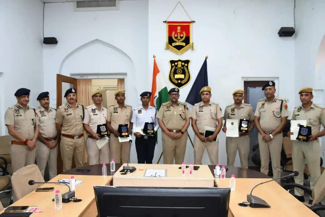 छह पुलिसकर्मियों को मिला कांस्टेबल ऑफ द मंथ अवॉर्ड