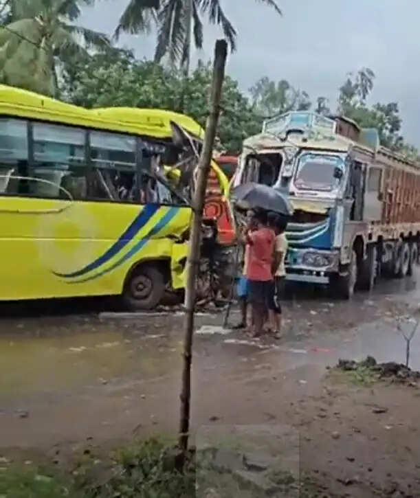 चंद्रकोणा में बस और लॉरी की आमने-सामने टक्कर, कई यात्री घायल