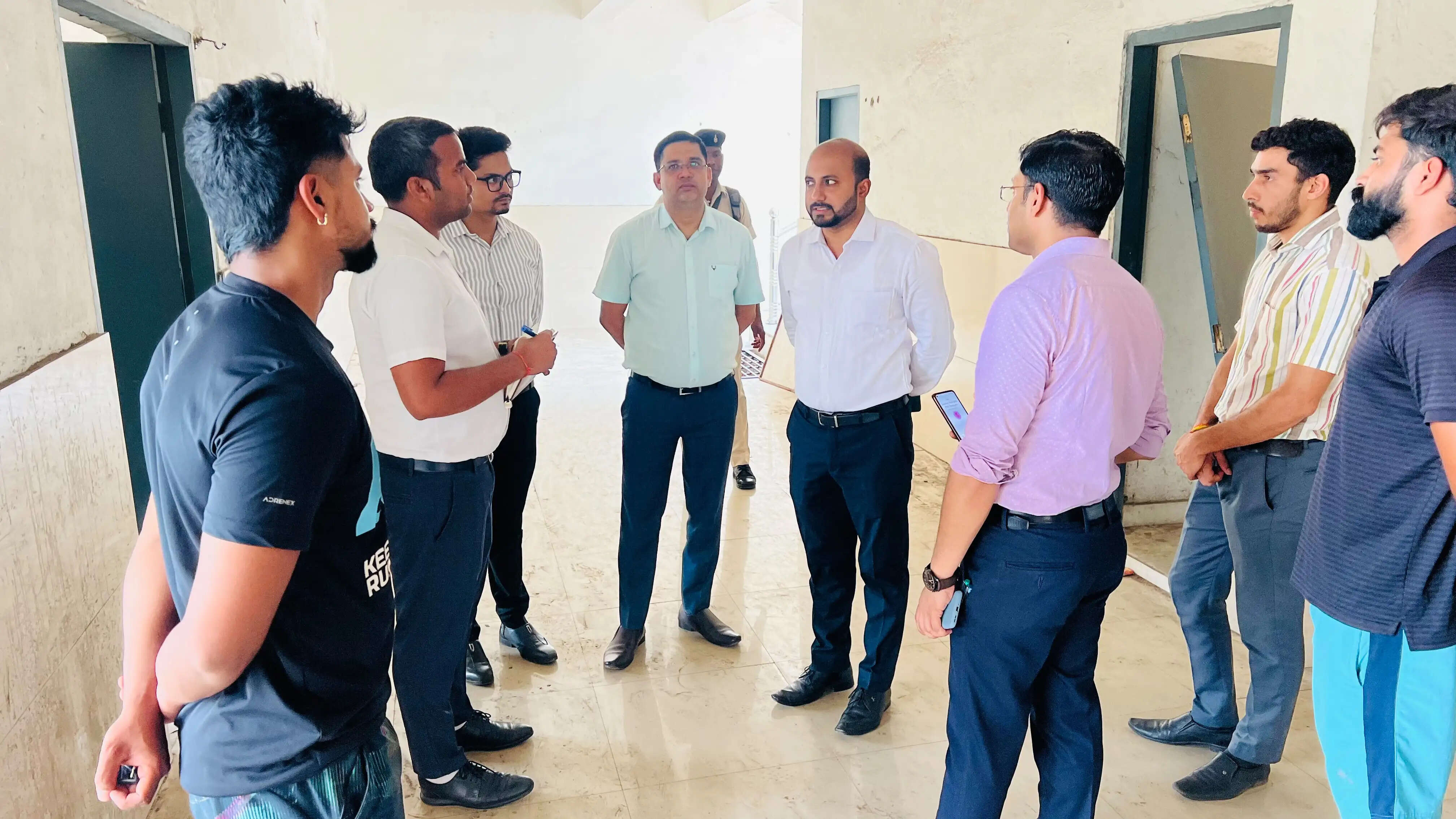 कम हो इंडोर स्टेडियम का इंट्री फीस, खेल सुविधाओं को करें दुरुस्त : डीसी