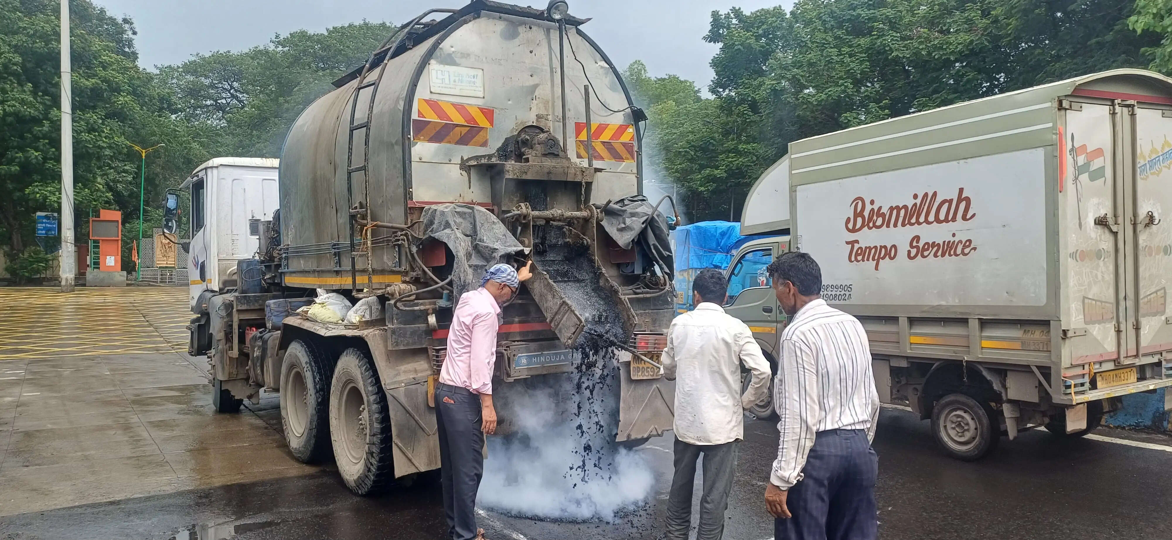 टीएमसी ने सड़क के गड्ढों हेतू मेस्टिक प्लास्टर लेप लगाया