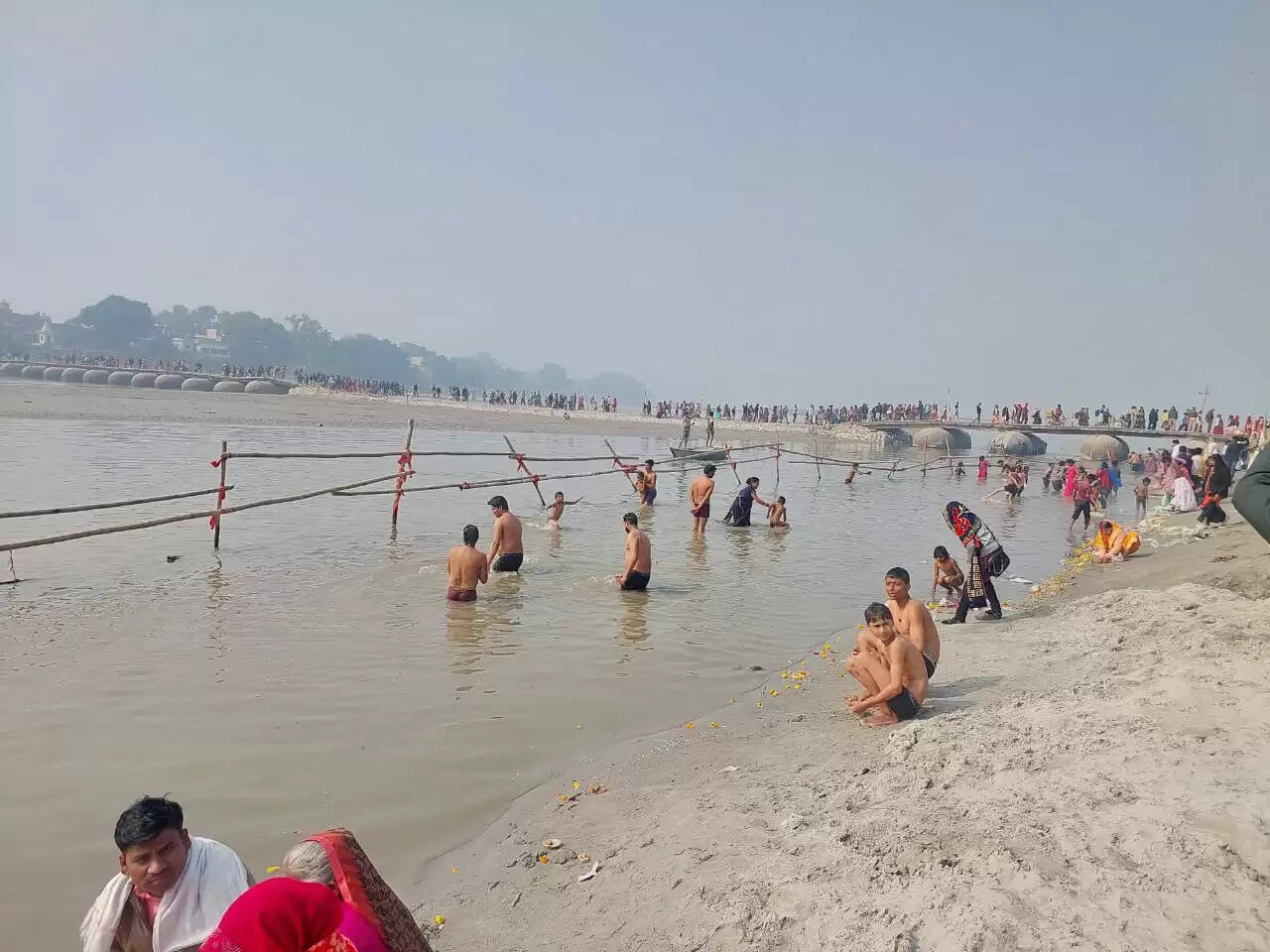 माैनी अमावस्या पर हजाराें श्रद्धालुओं ने गंगा में लगाई डुबकी