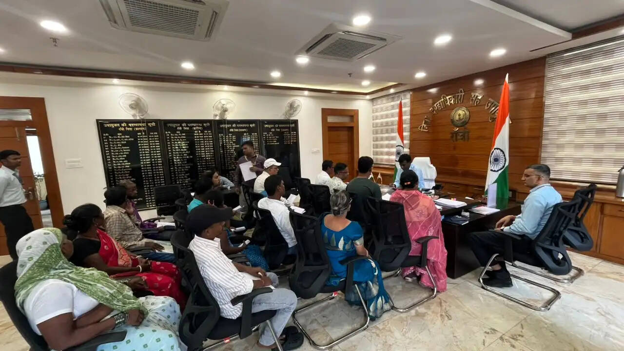 जनता दरबार में दिव्यांग को मिली इलेक्ट्रिक ट्राईसाइकिल