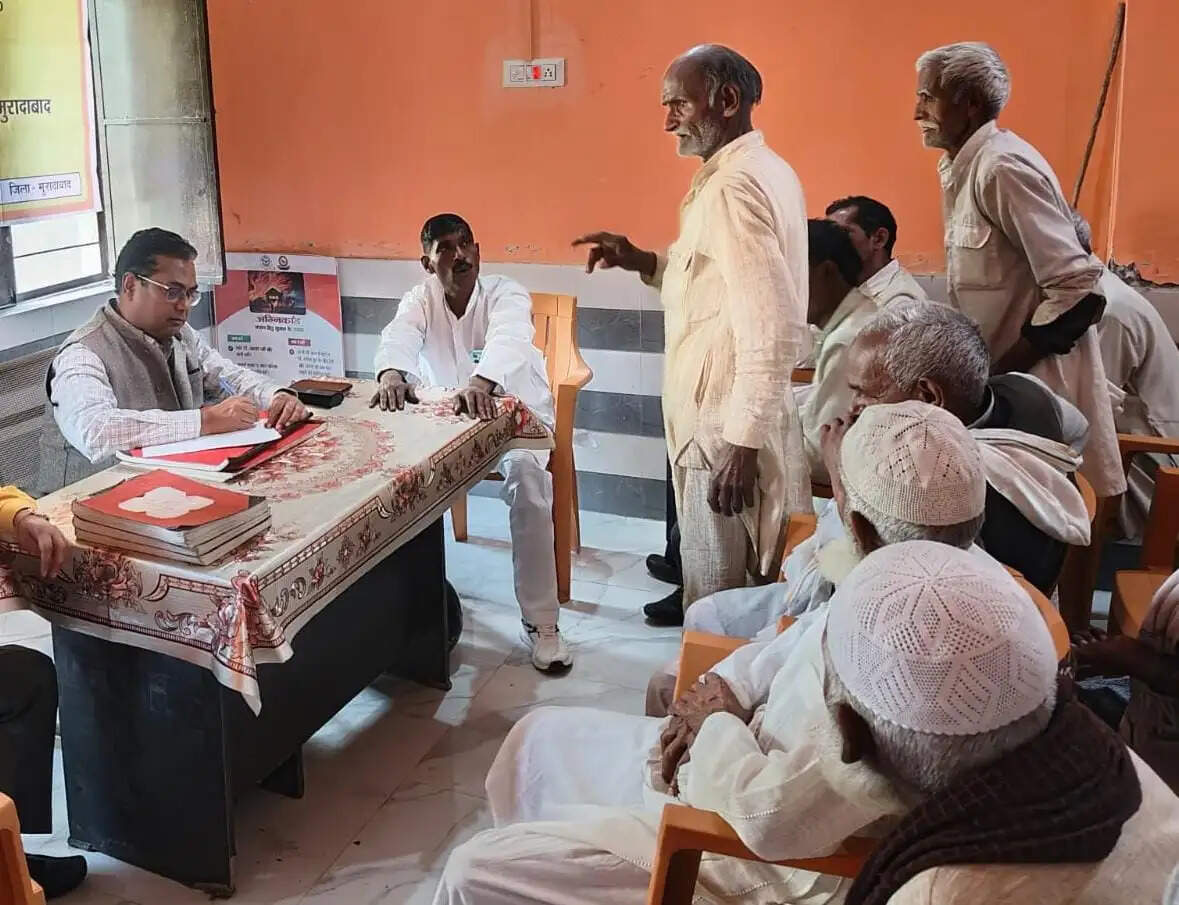 उप संचालक चकबन्दी ने ग्राम चौपाल में&nbsp;सुनीं कृषकों की समस्याएं