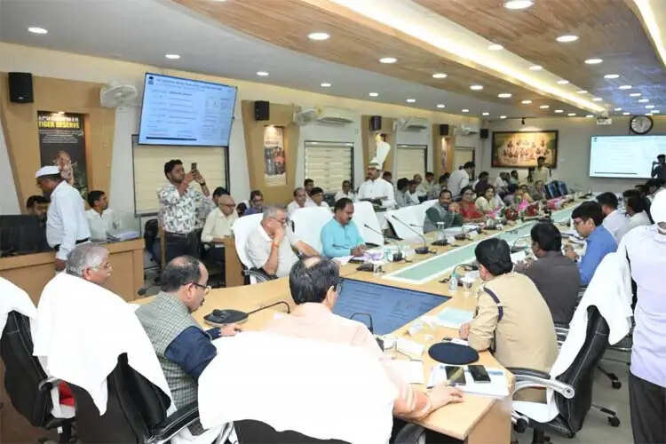 भविष्य की जरूरतों को ध्यान में रखकर दूरदर्शी कार्ययोजना बनाएं, विकास कार्यों में तेजी और गुणवत्ता हो : उप मुख्यमंत्री अरुण साव