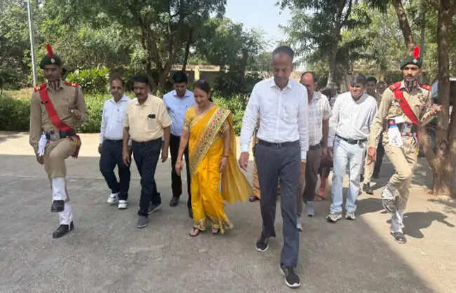 नारनाैल: विद्यार्थी जीवन अनमोल, सही दिशा में मेहनत से मिलेगी कामयाबी: डॉ. अभय सिंह