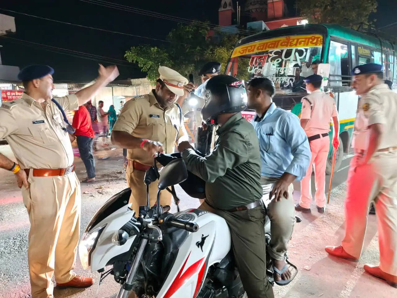 देर रात सड़कों पर उतरे एसएसपी, नगर थाने का भी किया औचक निरीक्षण