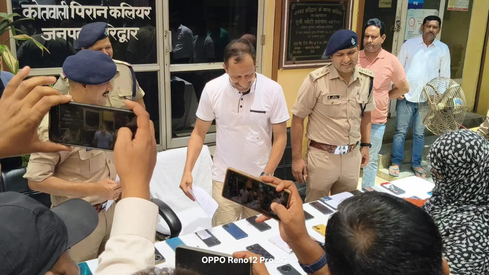 ऑपरेशन रिकवरी : 10 लाख रुपये कीमत के 52 गुमशुदा मोबाइल बरामद कर लौटाए