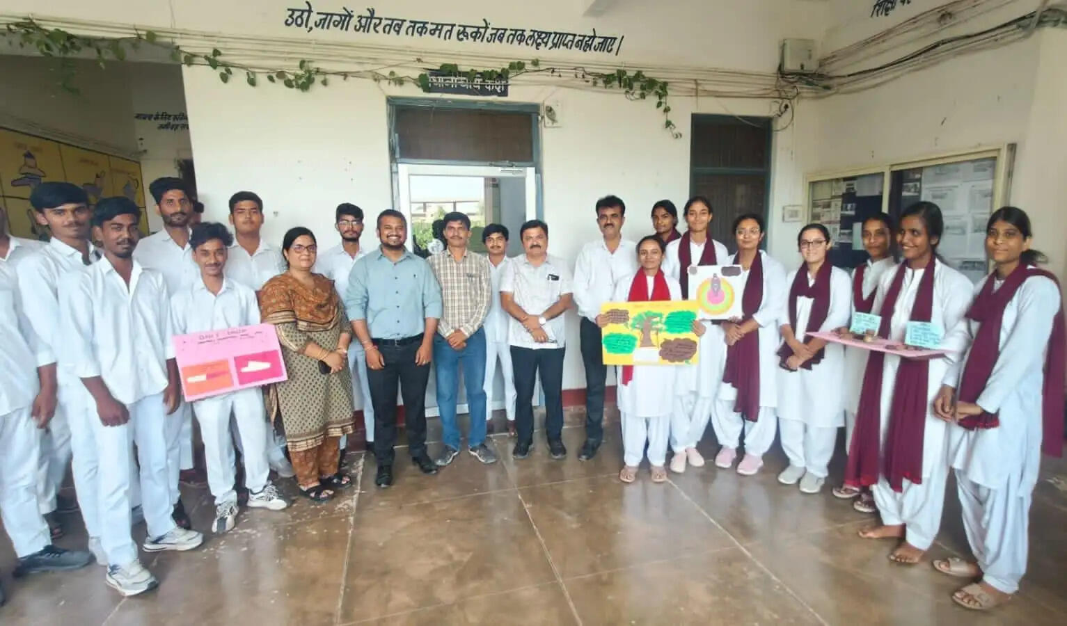 कबाड़ से शिक्षण सामग्री बनाने में अंजलि मालव प्रथम