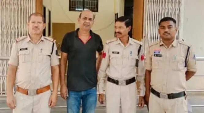 सट्टा-पट्टी व 35,175 रुपये नगद के साथ एक सटाेरिया गिरफ्तार