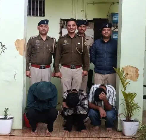 होटल में तीन युवकों को नशीले पदार्थों सहित किया गिरफ्तार