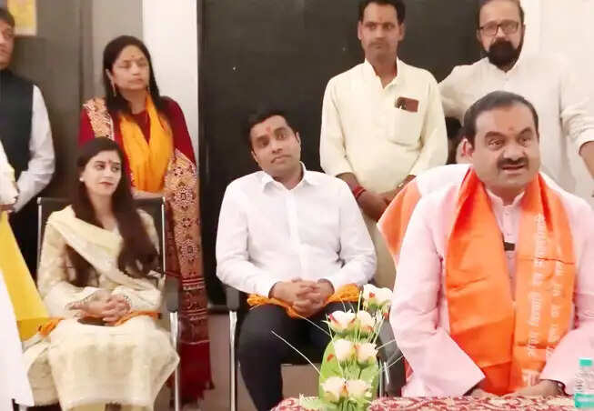 ( अपडेट) उद्याेगपति अडाणी ने परिवार संग किए श्रीरामलला के दर्शन, गुरुकुल महाविद्यालय में एआई-इनेबल्ड लैब शुरू करने का रखा प्रस्ताव