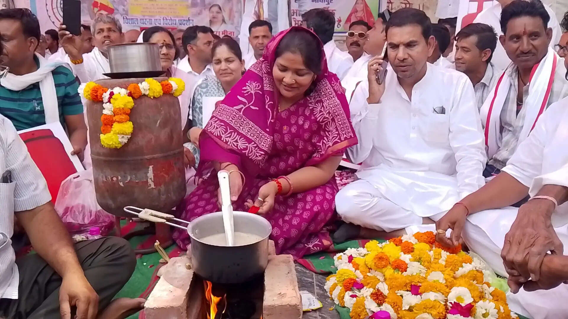 गैस किल्लत और बढ़ती कीमतों के खिलाफ कांग्रेस का अनोखा प्रदर्शन