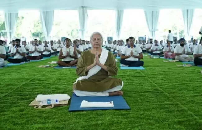 सीतारमण ने फरीदाबाद स्थित एजेएनआईएफएम में अंतर्राष्ट्रीय योग दिवस समारोह में भाग लिया