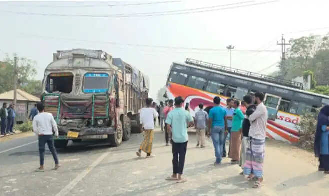 राष्ट्रीय राजमार्ग-31 पर भीषण सड़क हादसा, 20 यात्री घायल