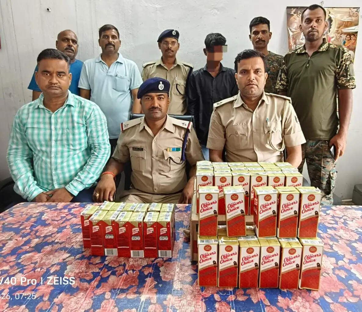 सीवान जंक्शन पर आरपीएफ की बड़ी कार्रवाई, दो ट्रेनों से विदेशी शराब के साथ दो तस्कर गिरफ्तार