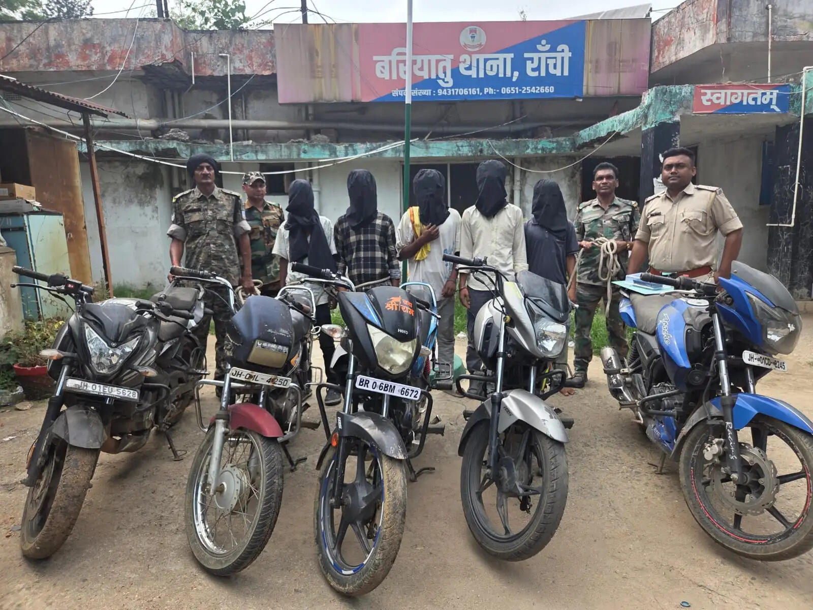 चोरी की बाइक के साथ पांच गिरफ्तार