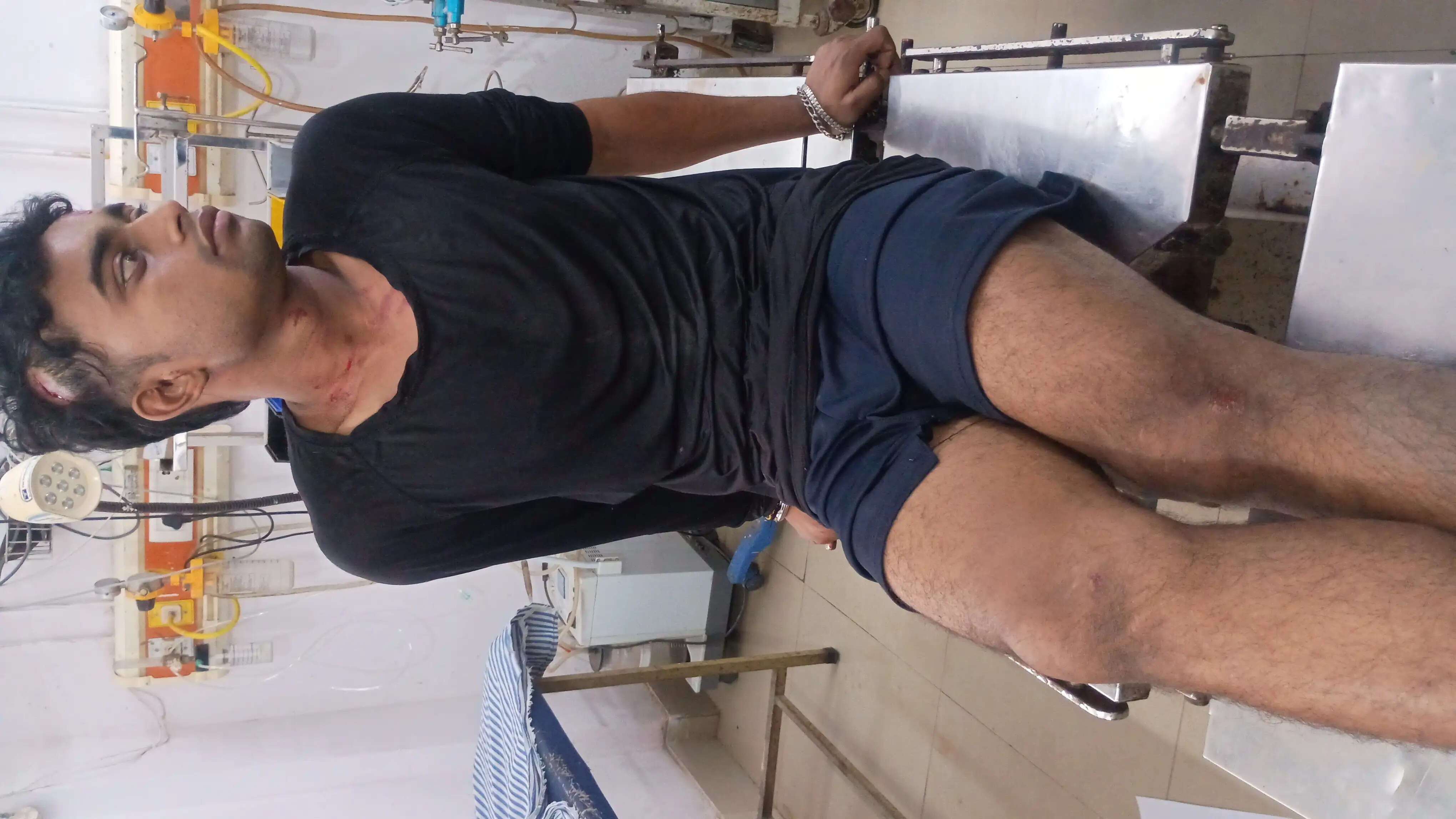 थर्ड जेंडर के एक समूह ने राधा-कृष्ण की झांकी प्रस्तुत करने वाले कलाकारों पर किया हमला, तीन भर्ती