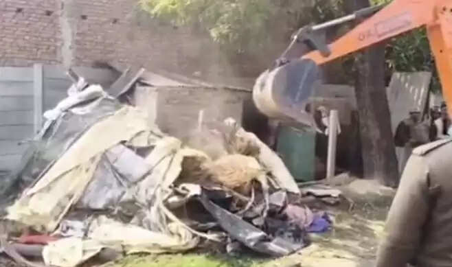 सरकारी जमीन पर अवैध निर्माण खाली कराने के दौरान विरोध, पुलिस की मौजूदगी में चला बुलडोजर