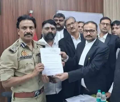 चंदन टीका लगाने वाले लोगों के उठक बैठक पर बनारस बार एसोसिएशन के अध्यक्ष ने सौंपा ज्ञापन