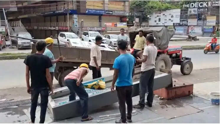 अवैध होर्डिंग्स के खिलाफ सिलीगुड़ी नगर निगम का अभियान