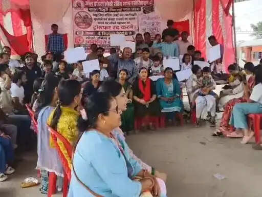 अनूपपुर: बिजुरी में लोको पायलटों का 9वें दिन परिजन के साथ बैठे धरने पर