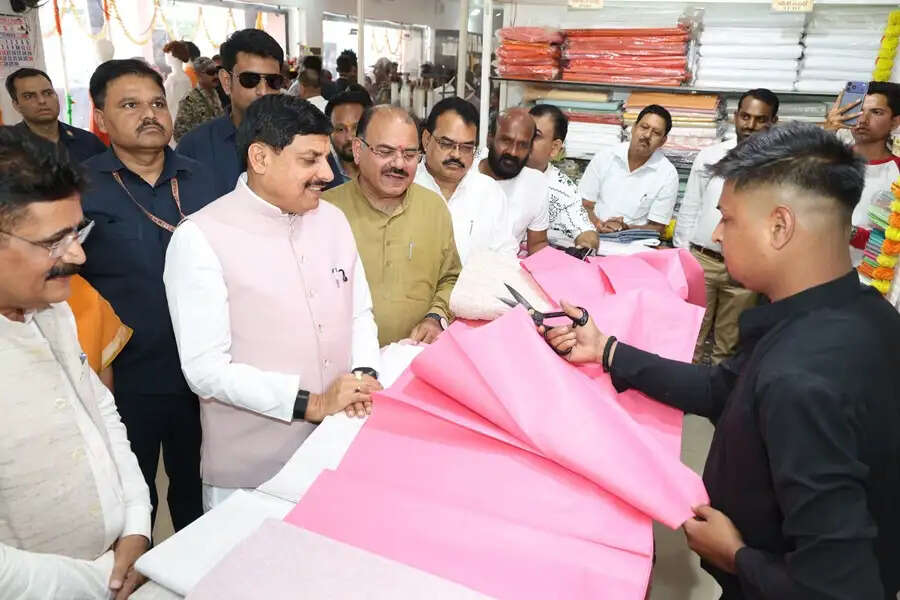 खादी अपनाएं, स्वदेशी की ओर बढ़ें : मुख्यमंत्री डॉ. यादव