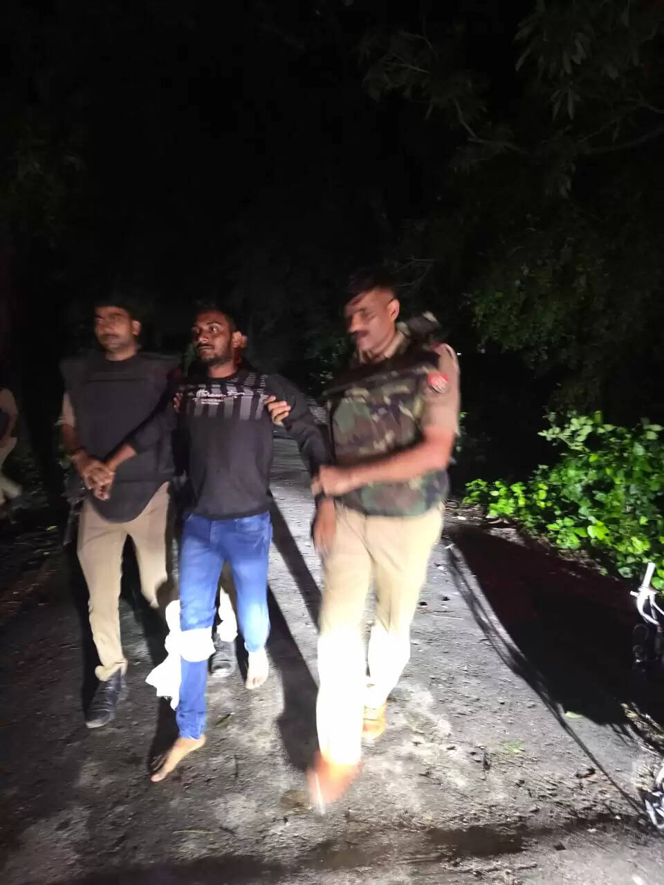 बलिया पुलिस ने मुठभेड़ में पच्चीस हजार के इनामी बदमाश को किया गिरफ्तार