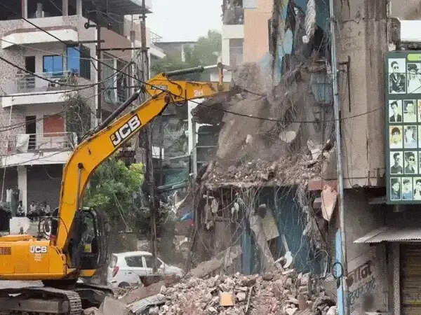 इंदौर में जर्जर भवनों पर निगम की कार्रवाई तेज, दो स्थानों पर हटाए खतरनाक हिस्से
