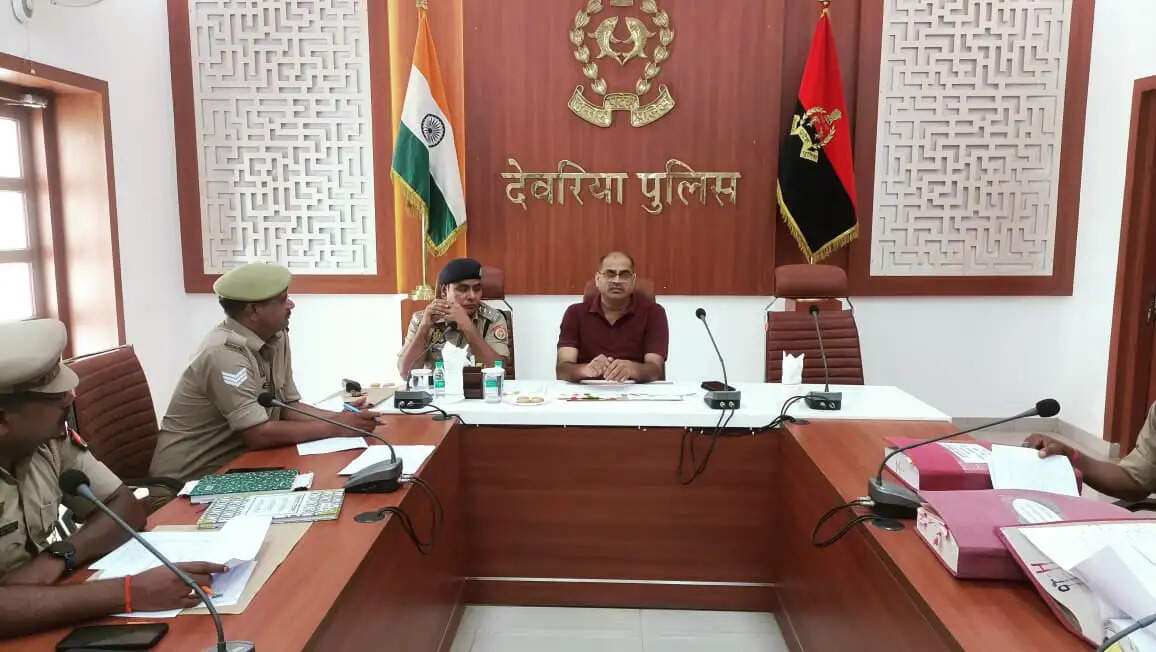देवरिया : अपर पुलिस अधीक्षक ने लंबित विवेचनाओं की समीक्षा की, दिये निर्देश