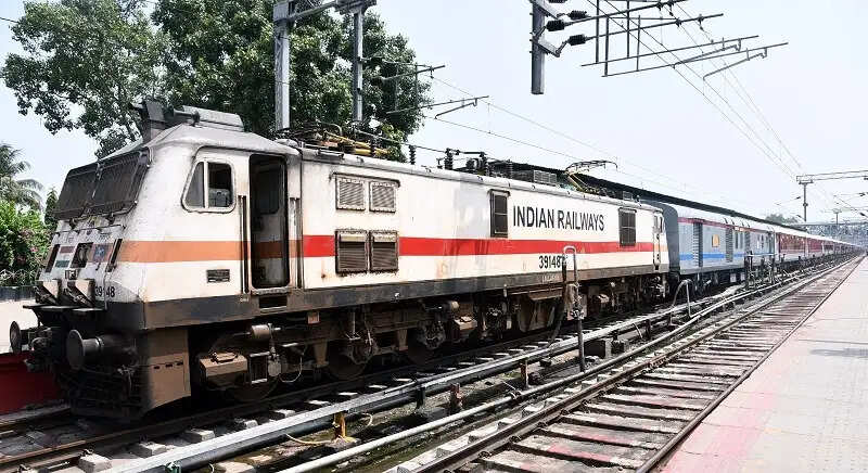 अब 12 और ट्रेन सेवाएं इलेक्ट्रिक ट्रैक्शन पर दौड़ेगी