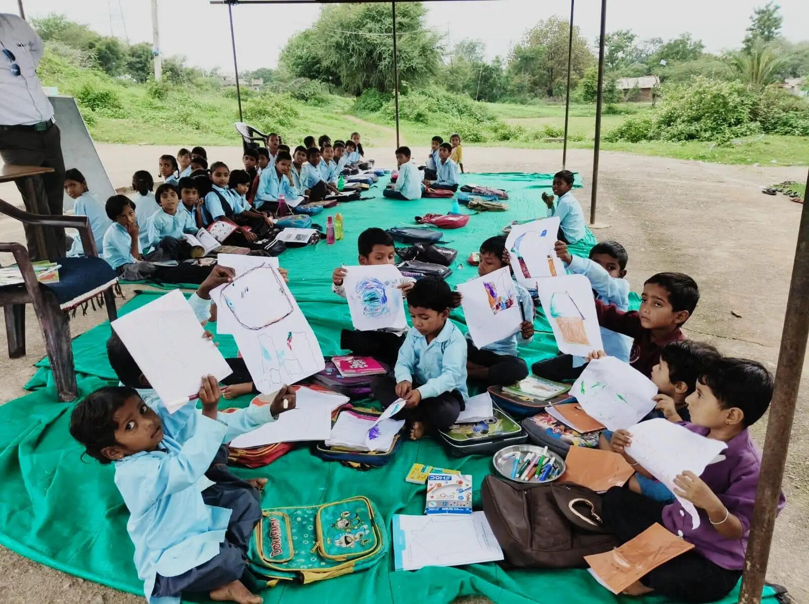 जर्जर भवन गिराने के एक साल बाद भी नया स्कूल भवन नहीं बना, टीन शेड में पढ़ने को मजबूर बच्चे