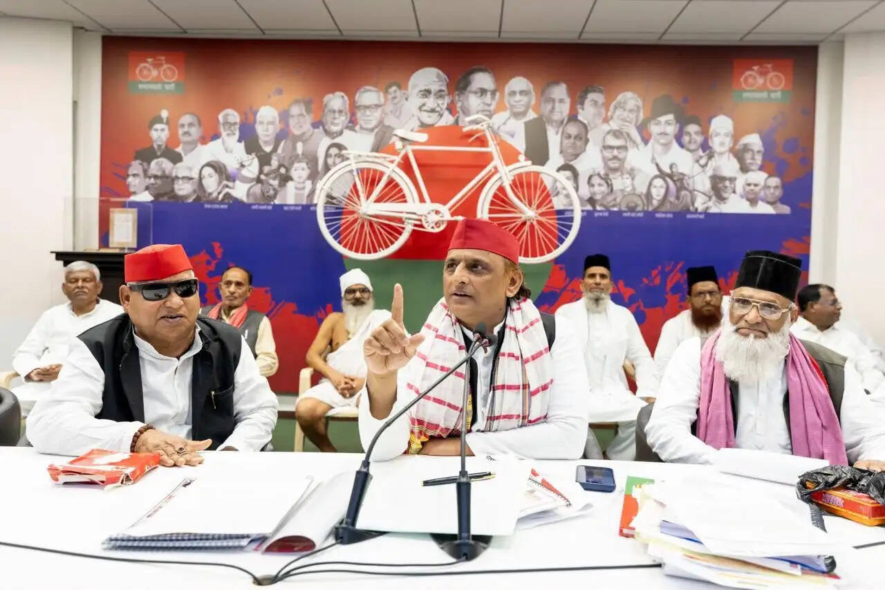 भाजपा महंगाई, बेरोजगारी और जनसमस्याओं के मुद्दों को पीछे कर जनता को उलझाना चाहती है : अखिलेश यादव महंगाई, बेरोजगारी और जनसमस्याओं के मुद्दों को पीछे कर जनता को उलझा रही : अखिलेश यादव