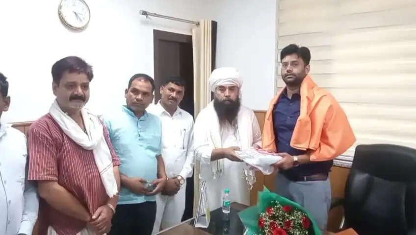 संत रविदास घाट निर्माण की मांग, नगर आयुक्त को सौंपा ज्ञापन