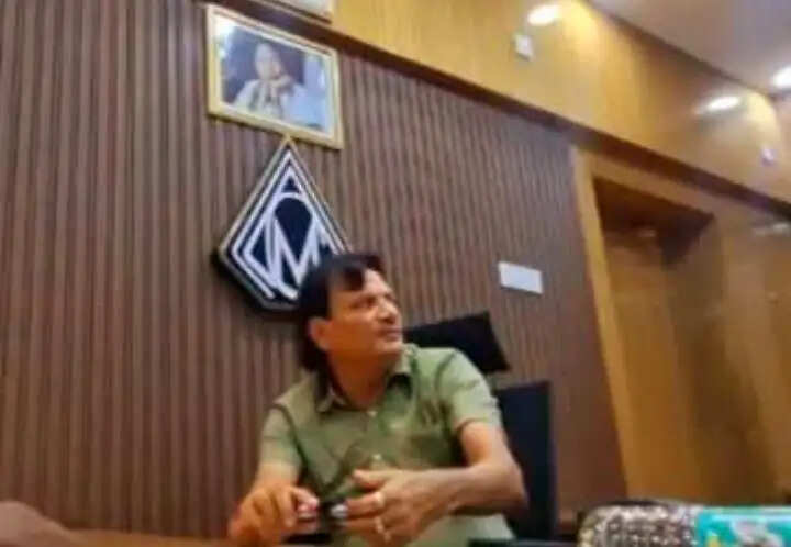 नगर निगम में मेयर के चेंबर से ममता बनर्जी की तस्वीर हटाने को लेकर भी विवाद