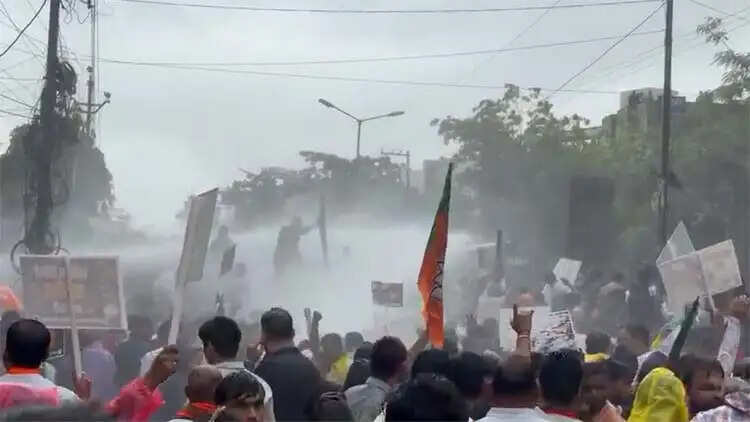 कांग्रेस-भाजपा के कार्यकर्ता प्रदर्शन के दौरान भिड़े, पुलिस ने छाेड़े आंसू गैस व तेज पानी की बोछार