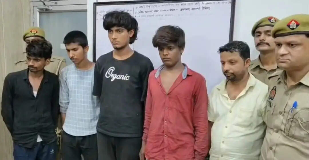 रेलवे स्टेशन और भीड़भाड़ वाले इलाकों में मोबाइल चोरी करने वाले पांच शातिर गिरफ्तार