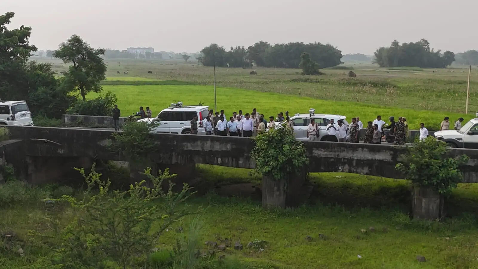 डीएम ने संभावित बाढ़ से निबटने को लेकर नदी के तटबंधों का किया निरीक्षण