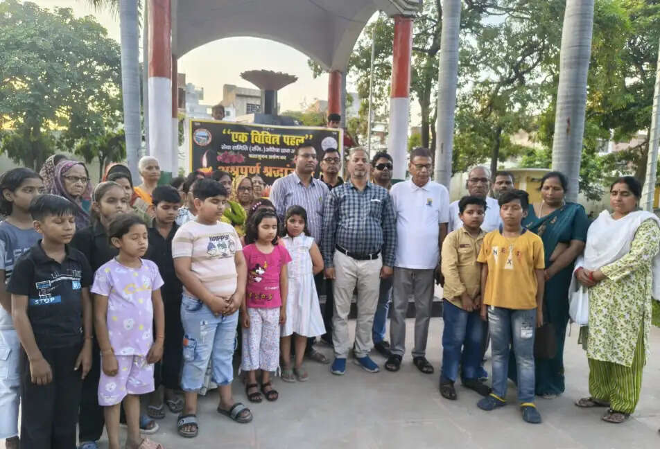 शीतला माता मंदिर में भगदड़ में मृत श्रद्धालुओं को दी अश्रुपूरित श्रद्धांजलि