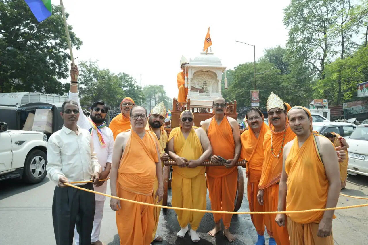 भगवान महावीर के जन्म कल्याणक महोत्सव पर निकली भव्य शोभायात्रा