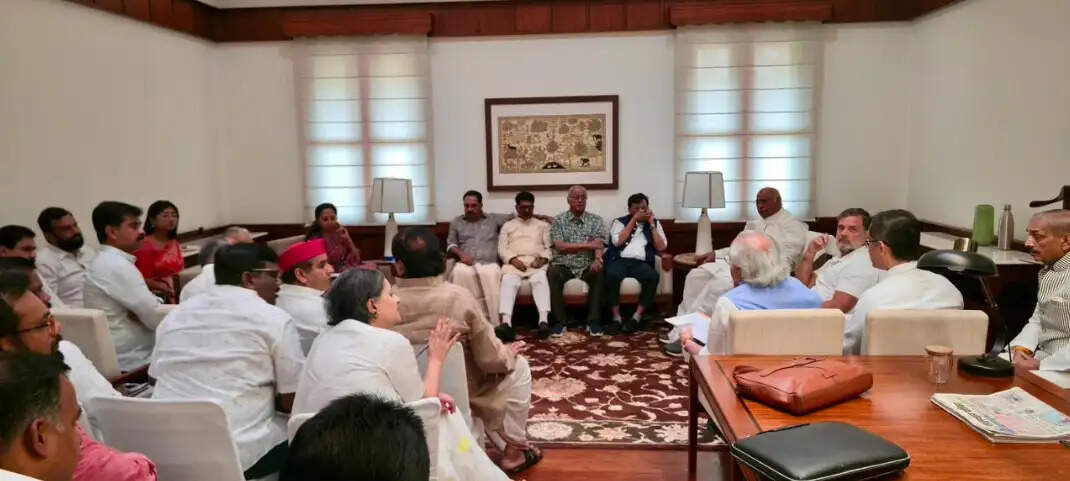 इंडी गठबंधन के फ्लोर नेताओं की बैठक में सरकार को घेरने की रणनीति पर मंथन