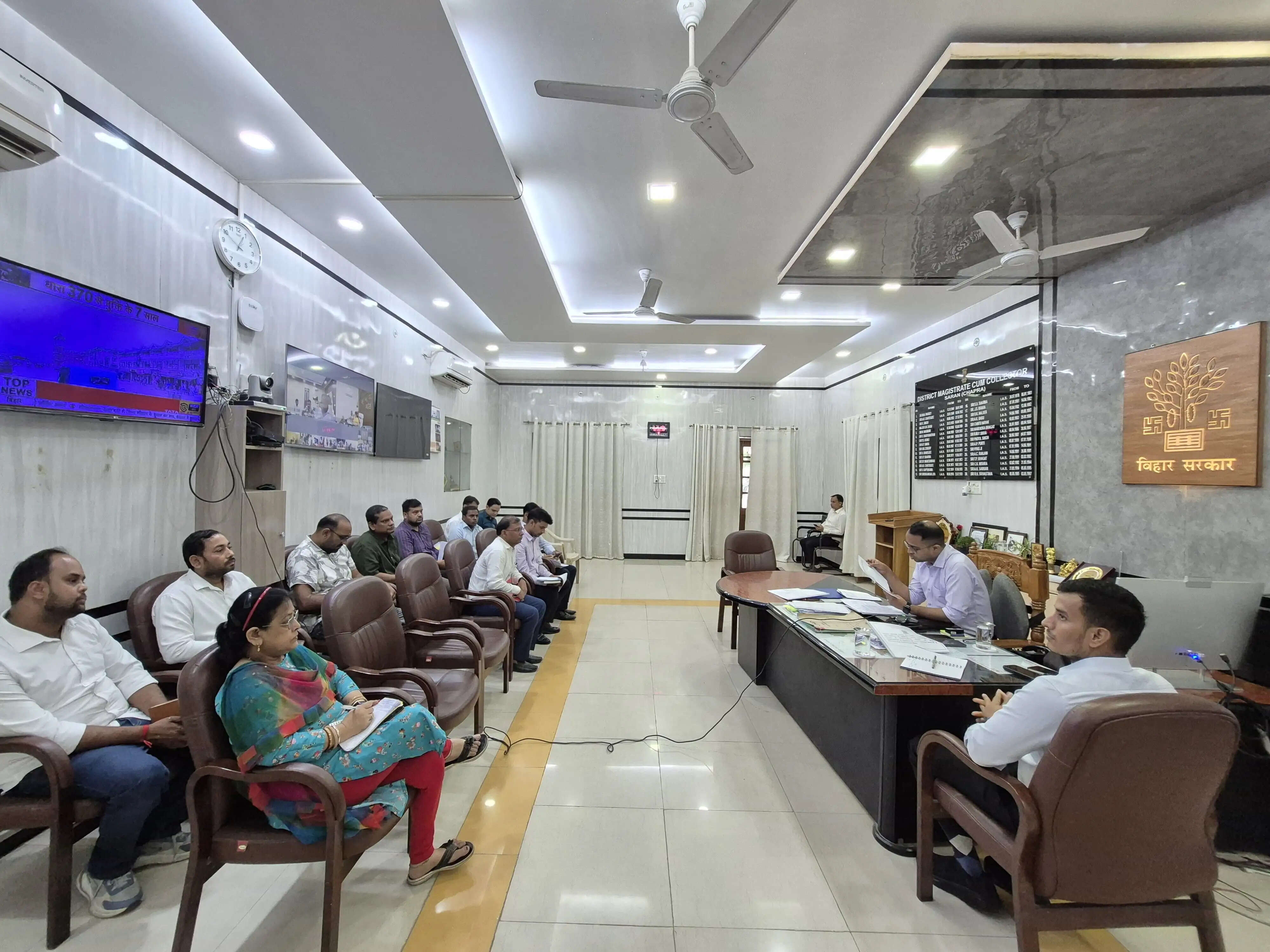 सारण में हर घर तिरंगा अभियान की तैयारियों को लेकर जिलाधिकारी ने की बैठक