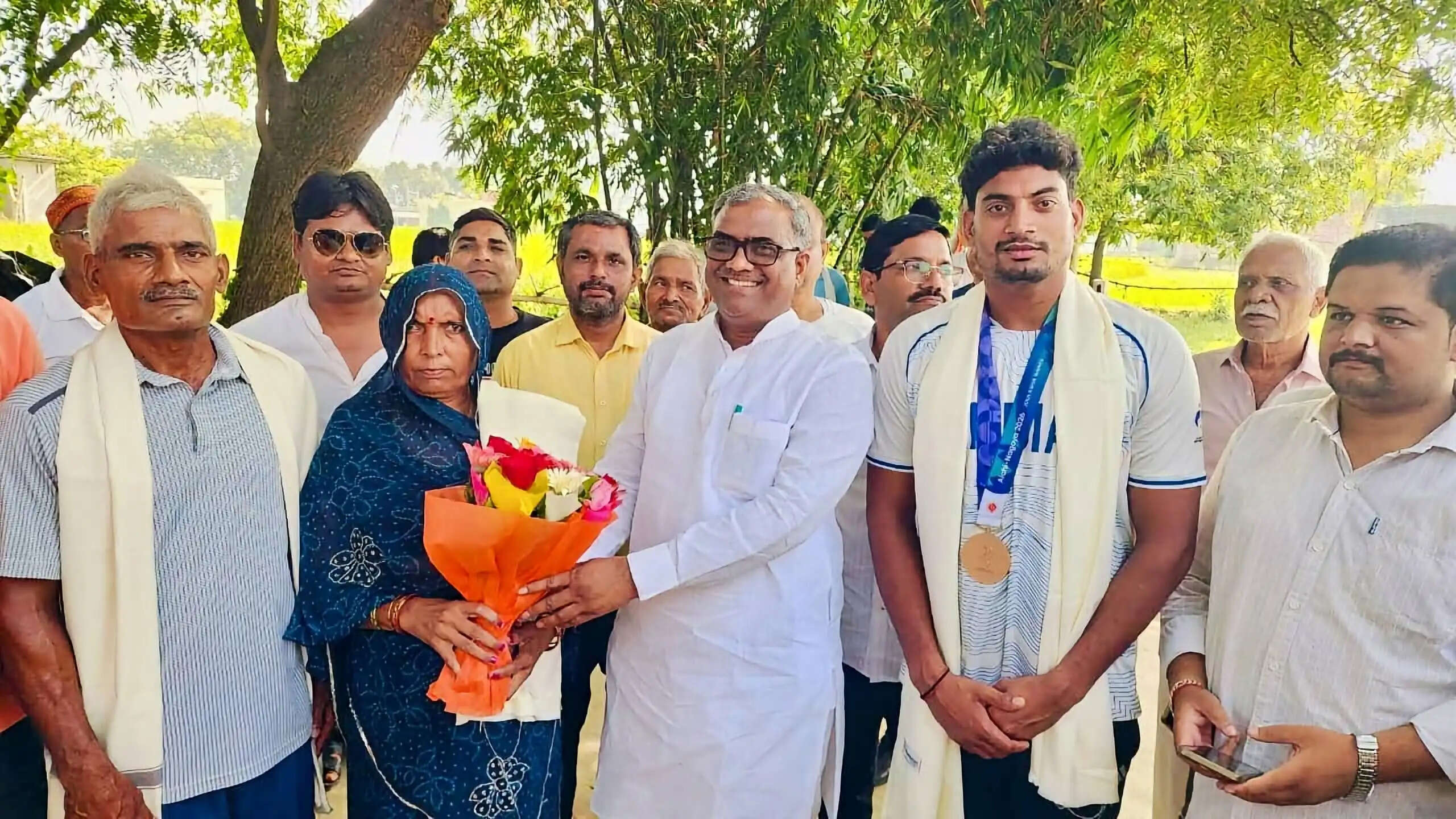 एशियन गेम्स के कांस्य पदक विजेता रोहित यादव के घर पहुंचे राज्यमंत्री गिरीश चंद्र यादव&nbsp;दी बधाई