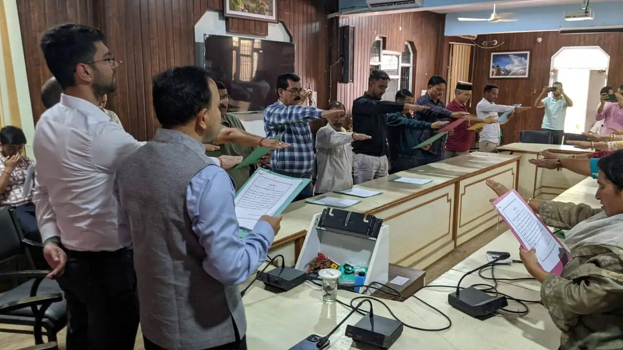 एसडीएम अमर नेगी ने दिलाई शपथ, जनहित में कार्य करने का किया आह्वान