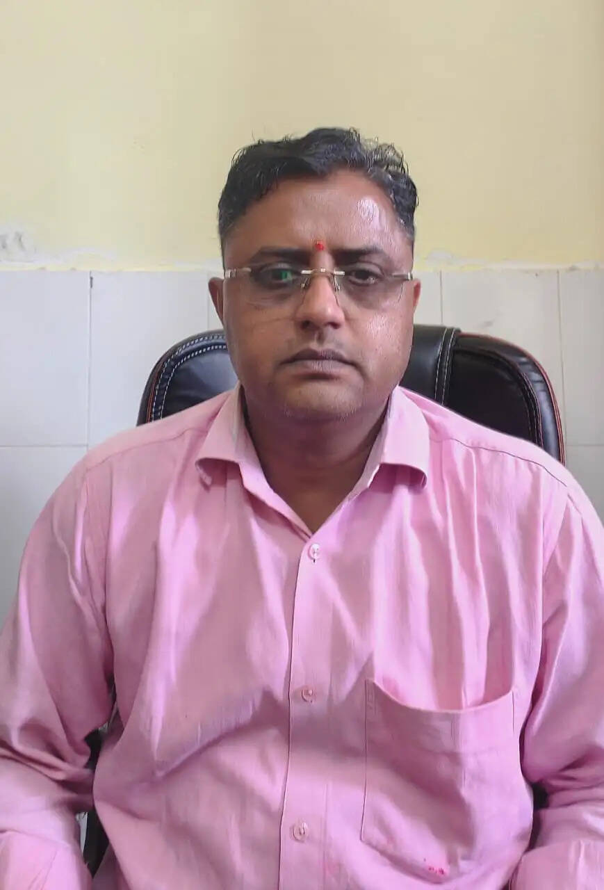 बेरोजगारी भत्ते की उपस्थिति ऑनलाइन करने के लिए एक हजार रुपये की रिश्वत लेते नर्सिंग ऑफिसर &nbsp;गिरफ्तार