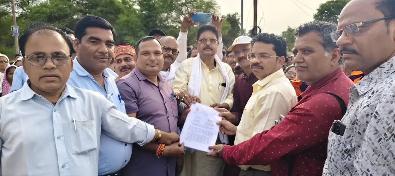 अनूपपुर: शिक्षक पात्रता परीक्षा की अनिवार्यता से मुक्ती की मांगा पर प्रर्दशन, सौपा ज्ञापन