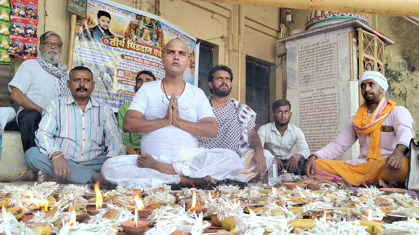 वाराणसी : अंतिम विदाई से पिंडदान तक निभाया रिश्ता, 52 लावारिस दिवंगतों के लिए पंचगंगा घाट में श्राद्ध
