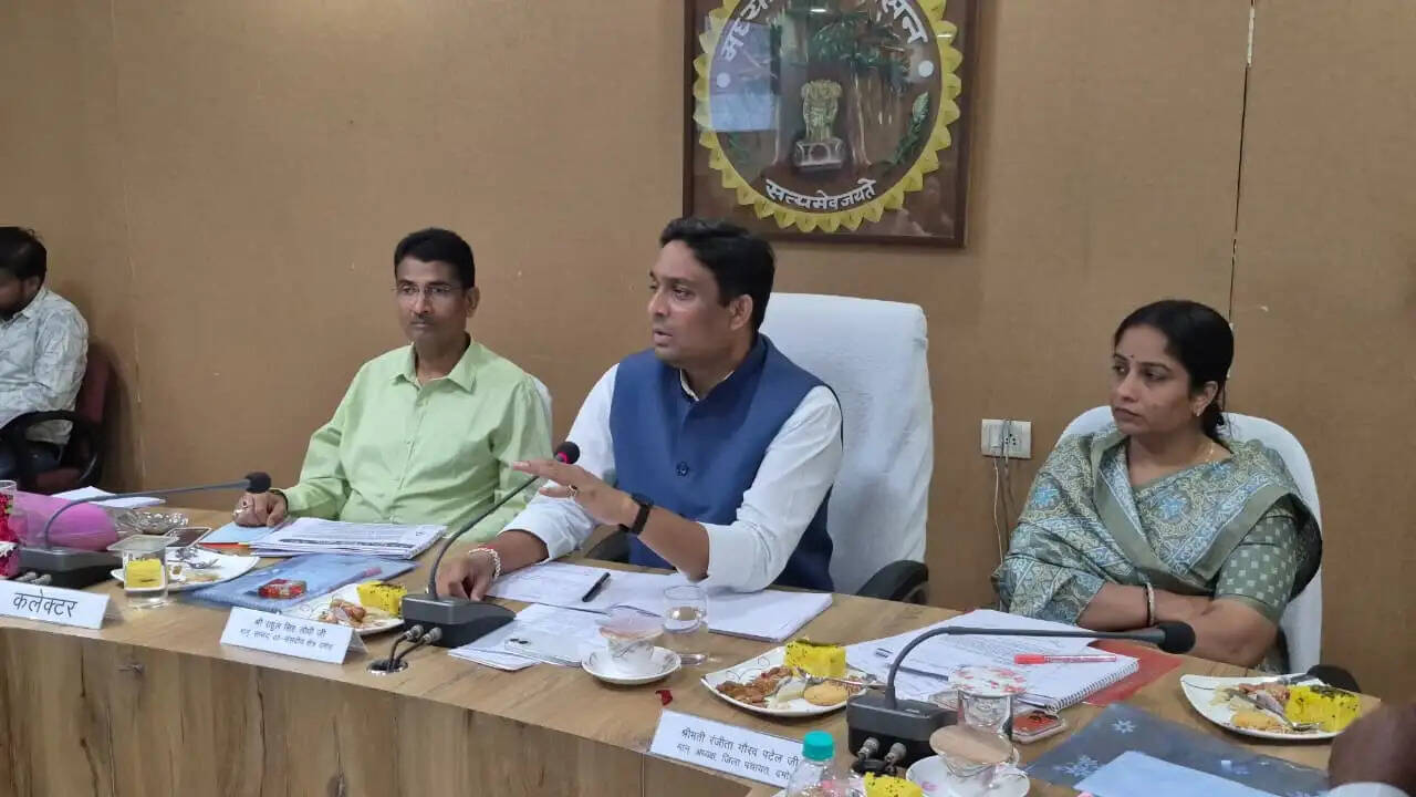 दमोह: सांसद ने की विकास योजनाओं की समीक्षा, मेडिकल कॉलेज और रोजगार पर जोर
