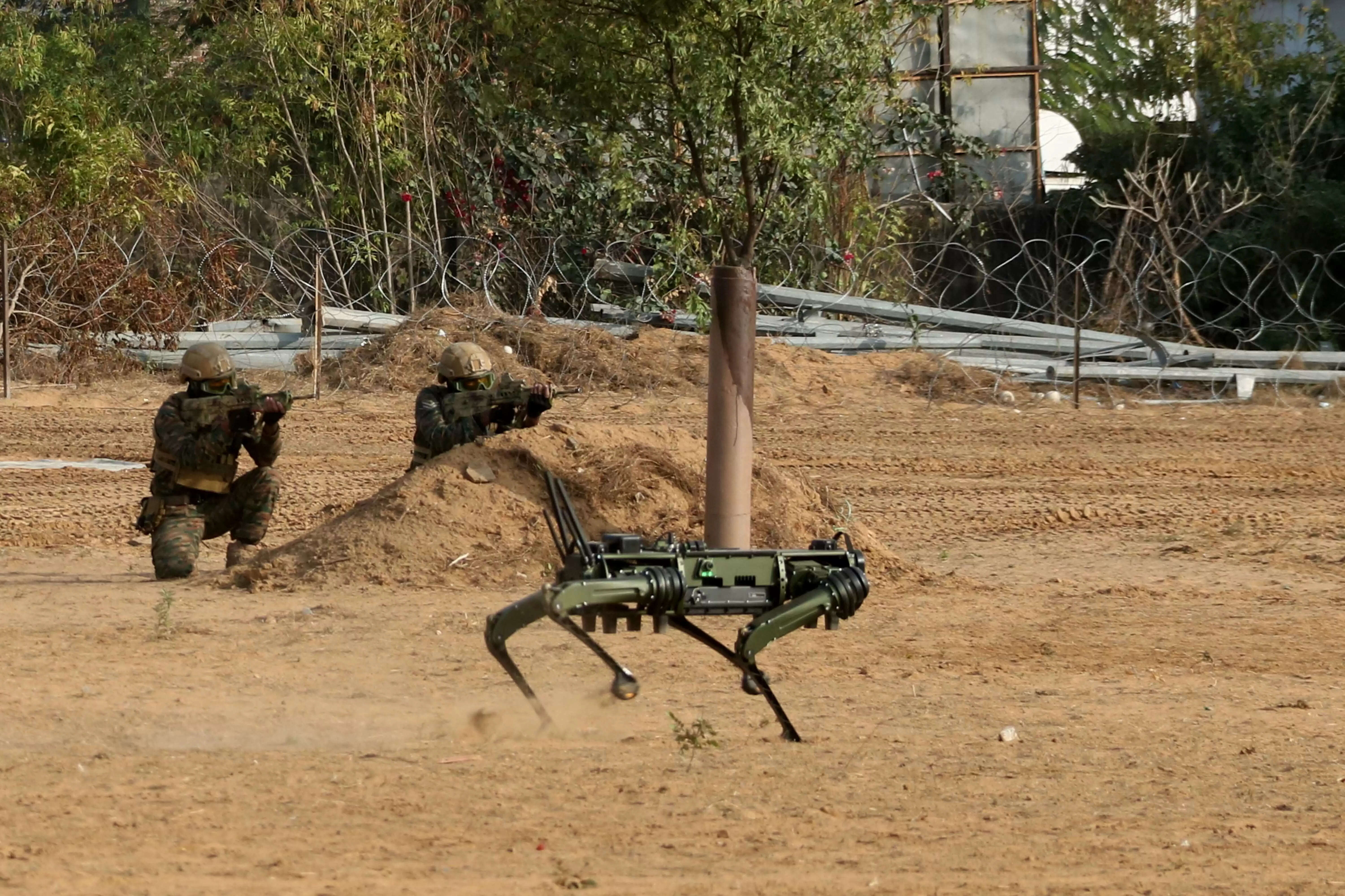 नो योर आर्मी प्रदर्शनी में सेना के आधुनिक उपकरणों और हथियारों का प्रदर्शन