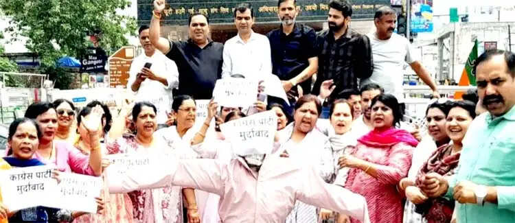 भाजपा महिला मोर्चा ने फूंका कांग्रेस का पुतला, दुष्प्रचार पर जताई नाराजगी